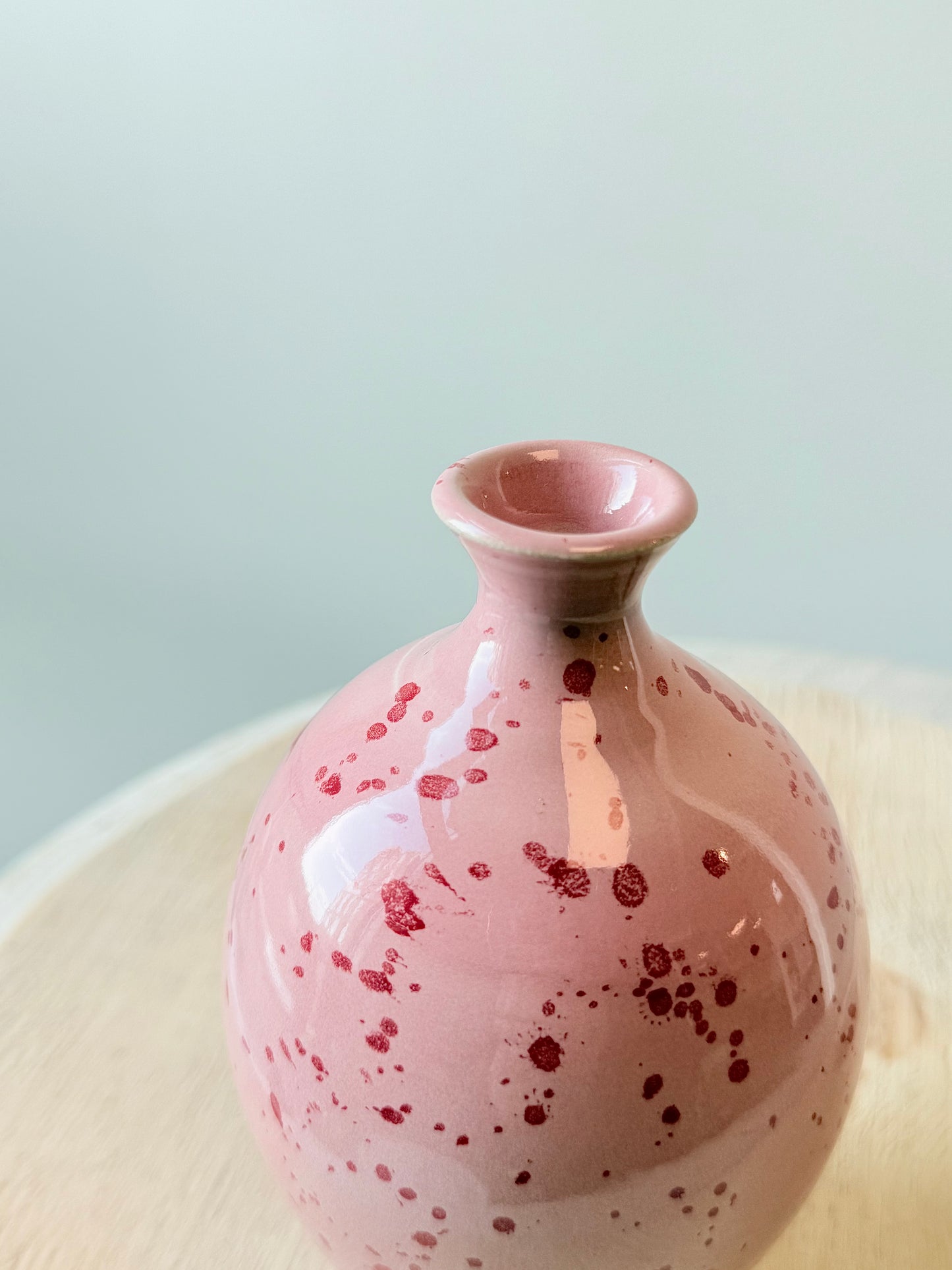 Rosa liten med rött