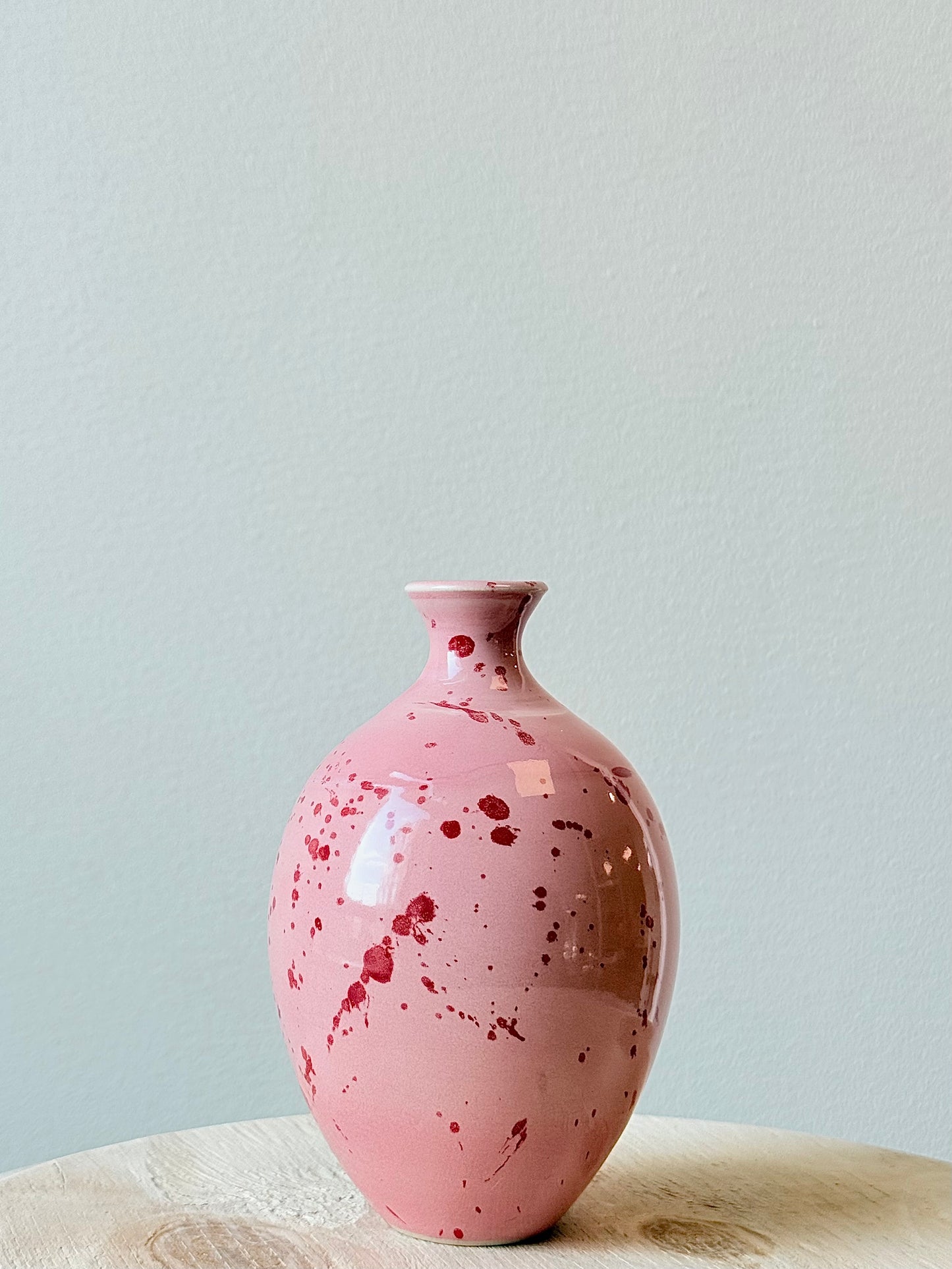 Rosa liten med rött