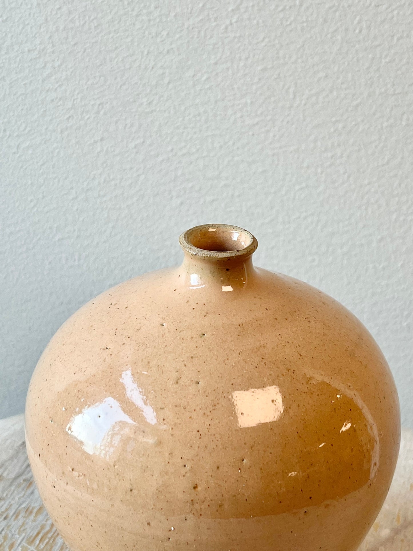 Aprikosfärgad liten bulle