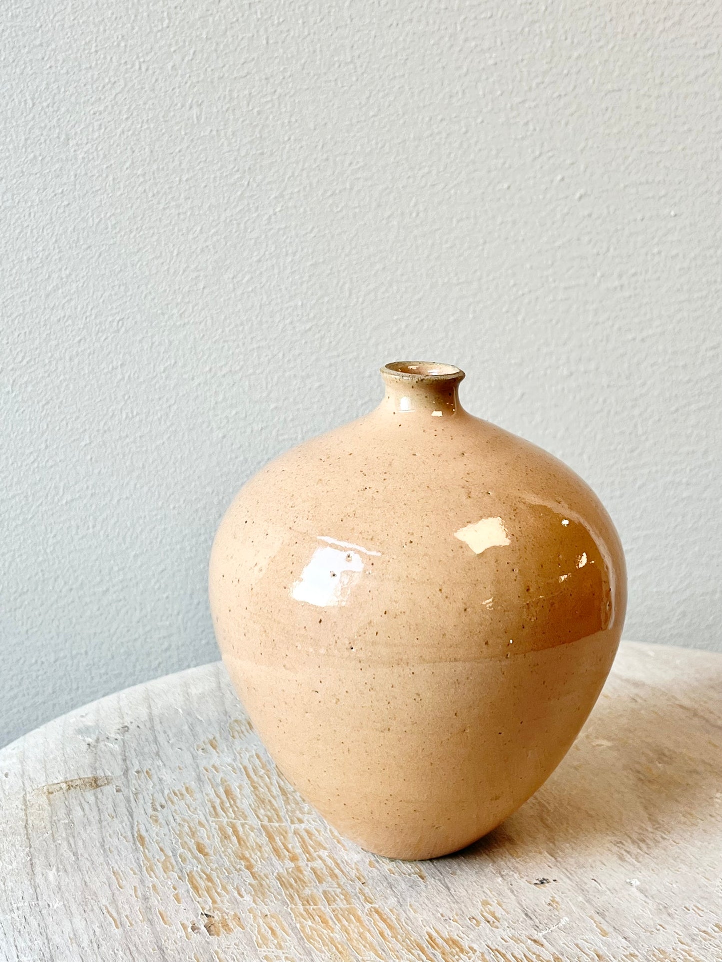 Aprikosfärgad liten bulle