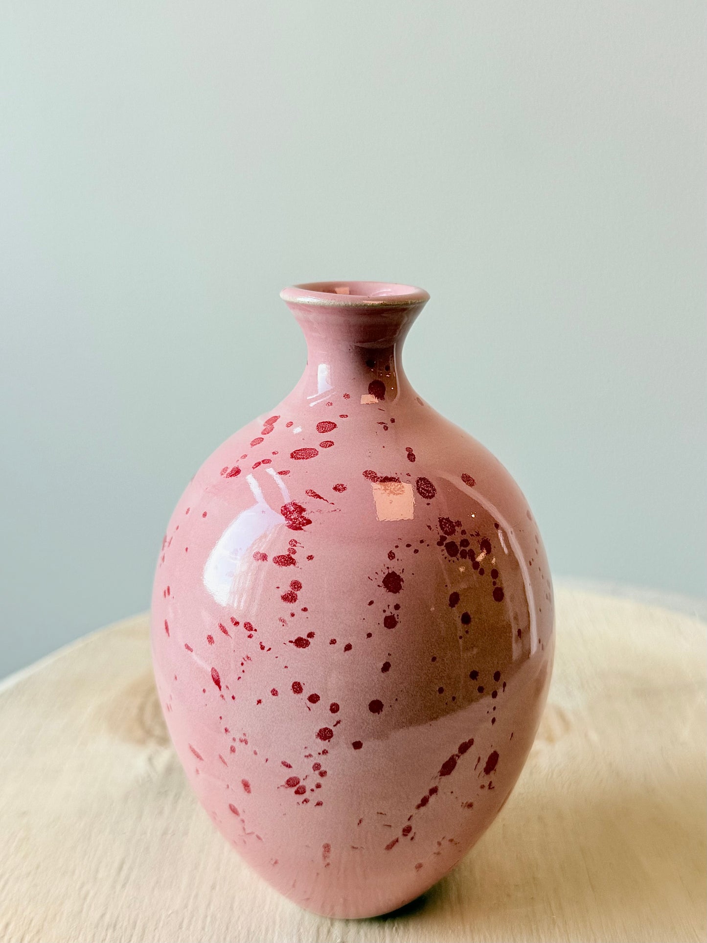 Rosa liten med rött